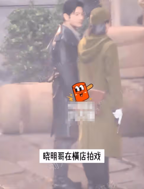 黃曉明橫店拍戲獲女友探班,葉珂穿弔帶背心顯好身材,被槽太黏人