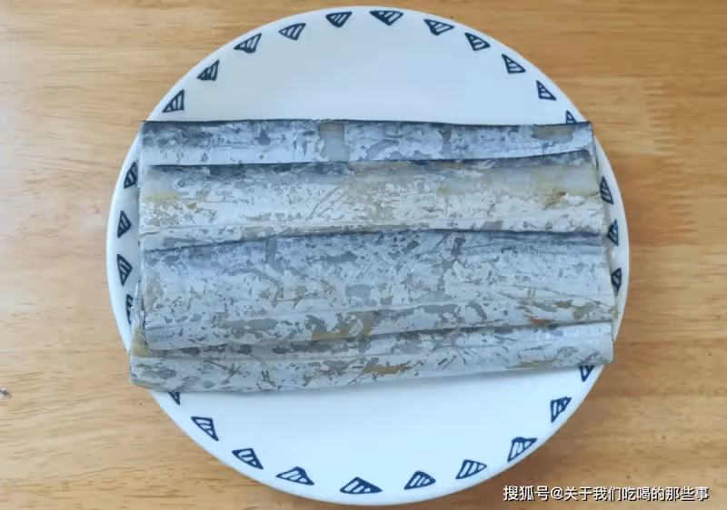 這才是炸帶魚的正確做法,酥香可口,放涼也不回軟,方法超簡單