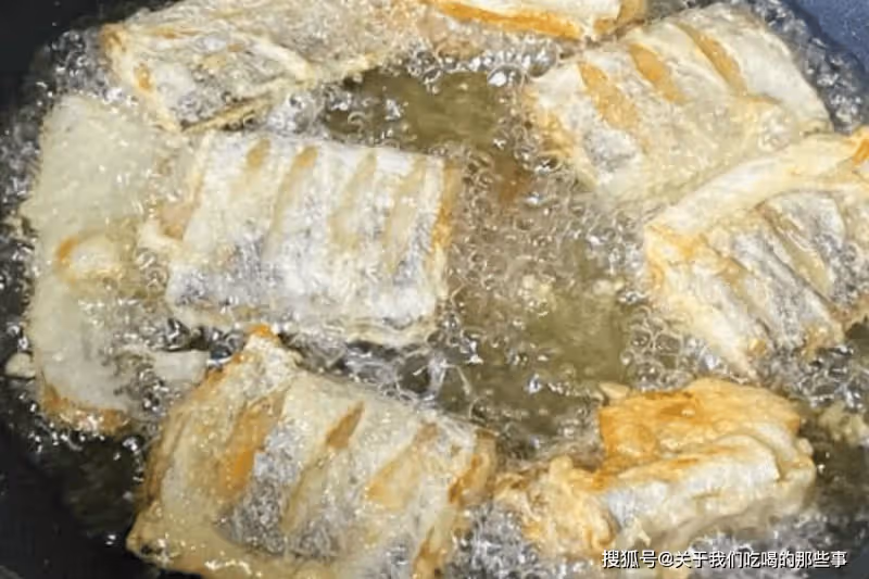 這才是炸帶魚的正確做法,酥香可口,放涼也不回軟,方法超簡單