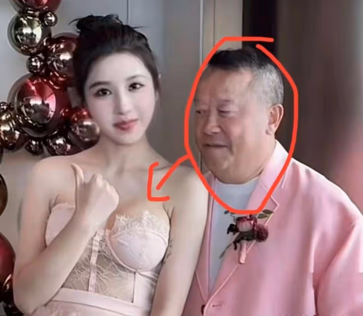 男人本色!71歲曾志偉偷瞄喬妹胸部伸舌頭,眼神迷離舔嘴唇好猥瑣