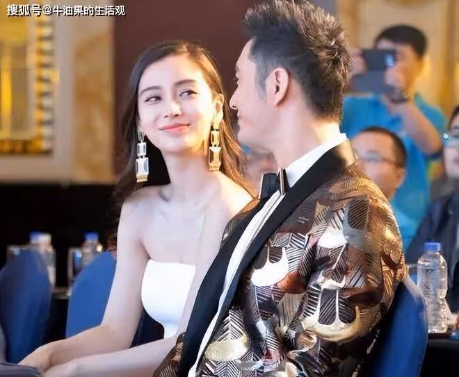 葉珂衣著清涼探班黃曉明,疑與楊穎暗自較勁,網友風評兩極化