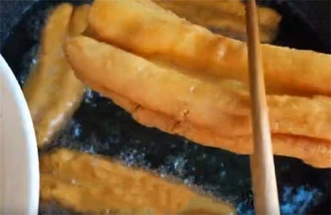 油條新做法，不用麵粉，簡單一做，內里軟糯，外皮酥脆，越嚼越香