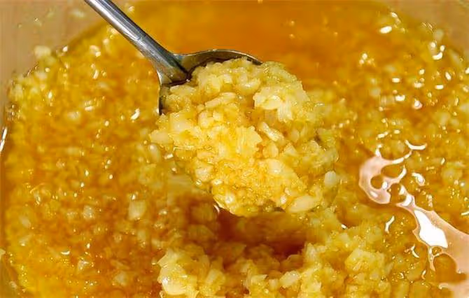 飯店的蒜蓉醬為啥那麼香?原來大廚是分兩步操作,不苦也不澀