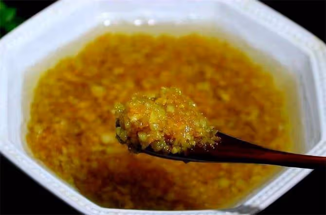 飯店的蒜蓉醬為啥那麼香?原來大廚是分兩步操作,不苦也不澀