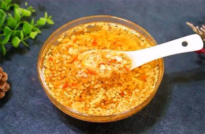 飯店的蒜蓉醬為啥那麼香?原來大廚是分兩步操作,不苦也不澀