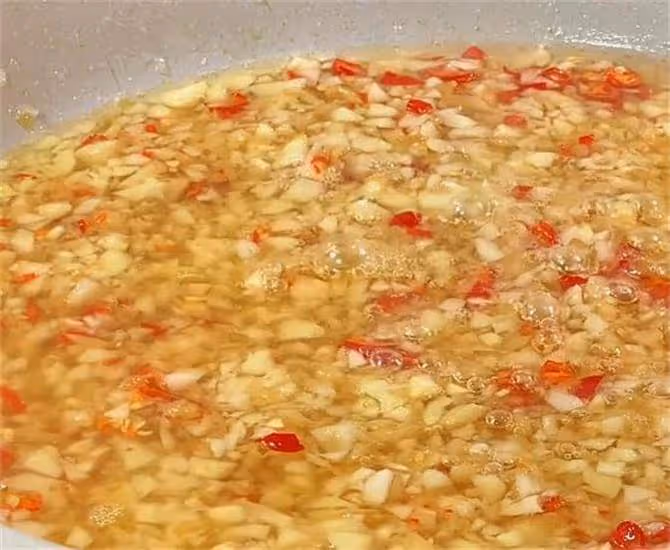 飯店的蒜蓉醬為啥那麼香?原來大廚是分兩步操作,不苦也不澀