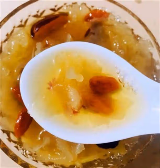 煮銀耳湯時,別亂加水,掌握3個小技巧,20分鐘出膠,營養又美味