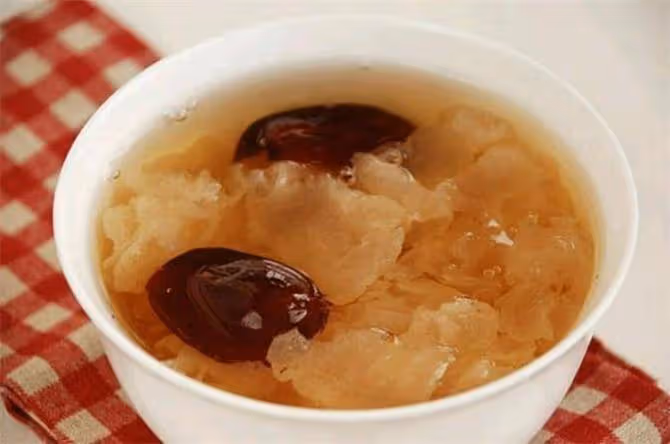 煮銀耳湯時,別亂加水,掌握3個小技巧,20分鐘出膠,營養又美味