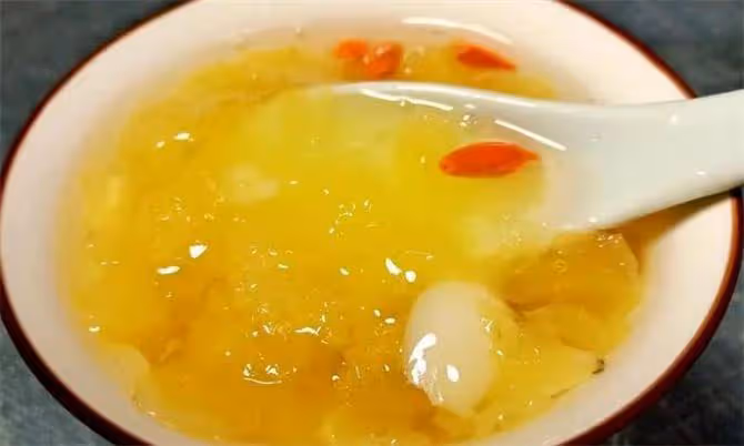 煮銀耳湯時,別亂加水,掌握3個小技巧,20分鐘出膠,營養又美味