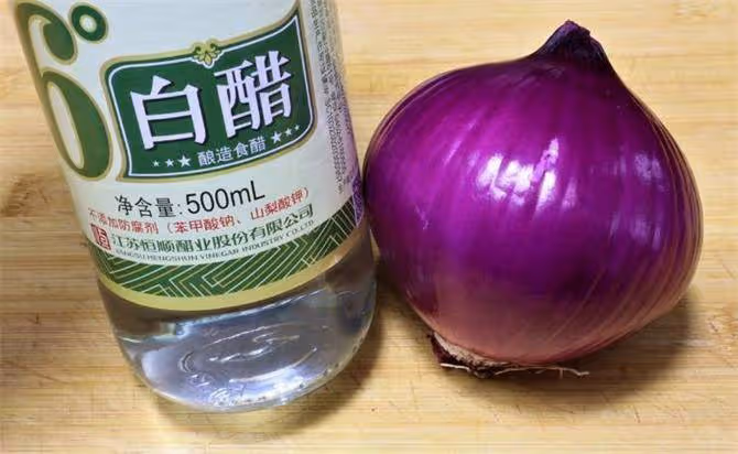 洋蔥放白醋里泡一泡,作用真的太大了,幫助了很多中老年朋友