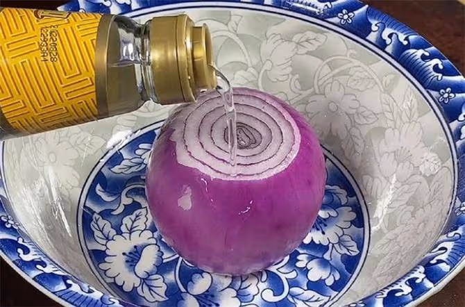 洋蔥放白醋里泡一泡,作用真的太大了,幫助了很多中老年朋友