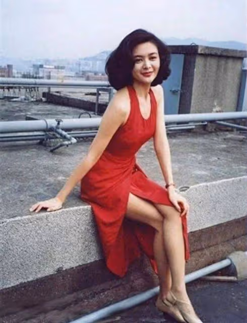 62歲關之琳驚艷亮相,穿紅色長裙白到發光,身材曼妙像少女!