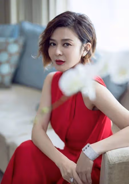 62歲關之琳驚艷亮相,穿紅色長裙白到發光,身材曼妙像少女!