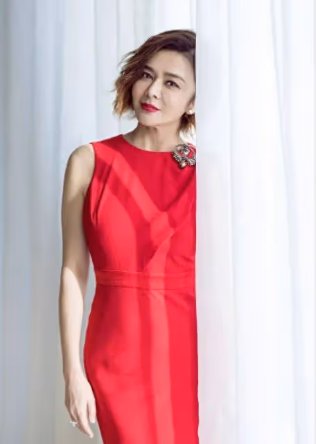 62歲關之琳驚艷亮相,穿紅色長裙白到發光,身材曼妙像少女!