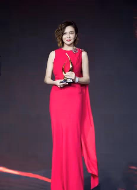 62歲關之琳驚艷亮相,穿紅色長裙白到發光,身材曼妙像少女!