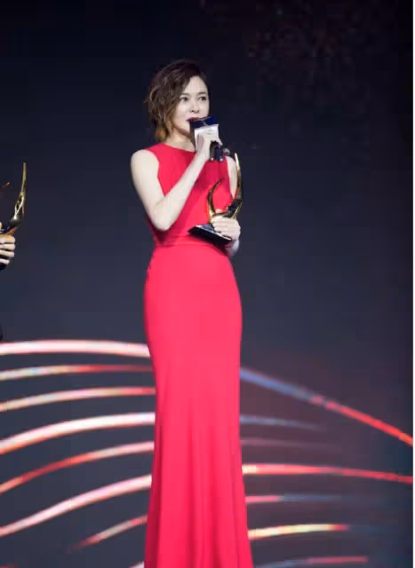 62歲關之琳驚艷亮相,穿紅色長裙白到發光,身材曼妙像少女!