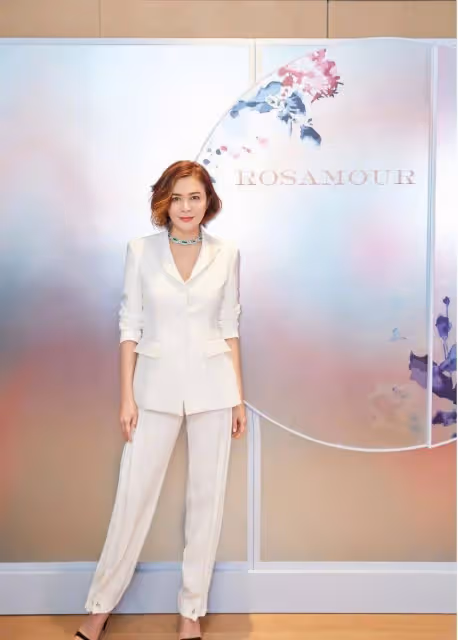 62歲關之琳驚艷亮相,穿紅色長裙白到發光,身材曼妙像少女!