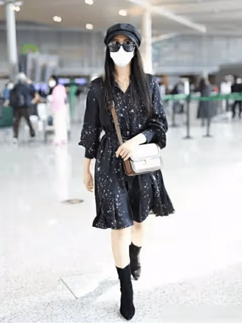伊能靜在街頭被拍,臉凹凸不平並沒那麼少女,身材有料下垂卻嚴重