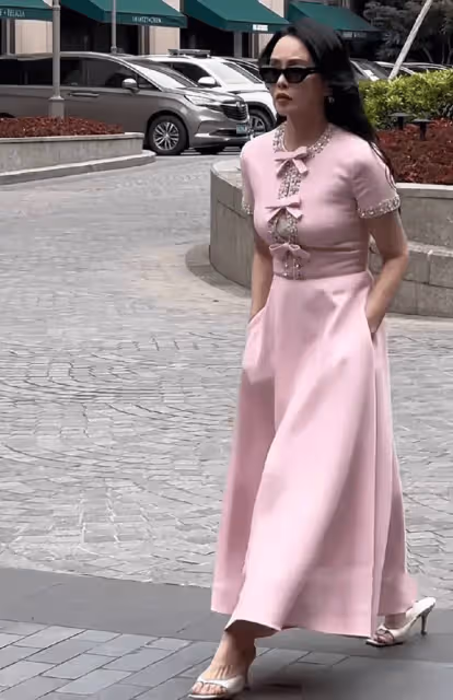 伊能靜在街頭被拍,臉凹凸不平並沒那麼少女,身材有料下垂卻嚴重