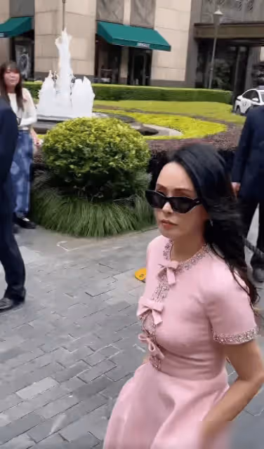 伊能靜在街頭被拍,臉凹凸不平並沒那麼少女,身材有料下垂卻嚴重