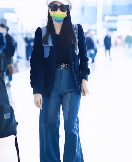 伊能靜在街頭被拍,臉凹凸不平並沒那麼少女,身材有料下垂卻嚴重