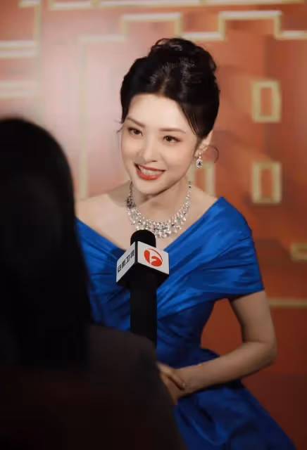 周濤「國劇盛典」亮相,連換三奢裙排面拉滿,膚白貌美哪像55歲?