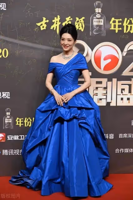 周濤「國劇盛典」亮相,連換三奢裙排面拉滿,膚白貌美哪像55歲?