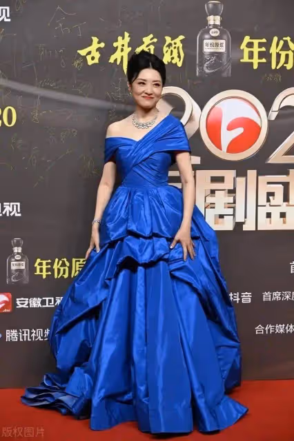周濤「國劇盛典」亮相,連換三奢裙排面拉滿,膚白貌美哪像55歲?