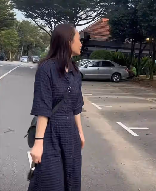 49歲蔣勤勤新加坡路邊啃螃蟹,素顏穿大媽裝,真是醜態盡顯!