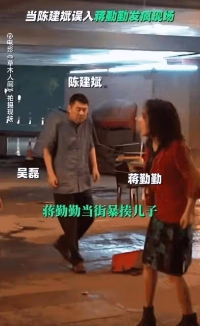 49歲蔣勤勤新加坡路邊啃螃蟹,素顏穿大媽裝,真是醜態盡顯!