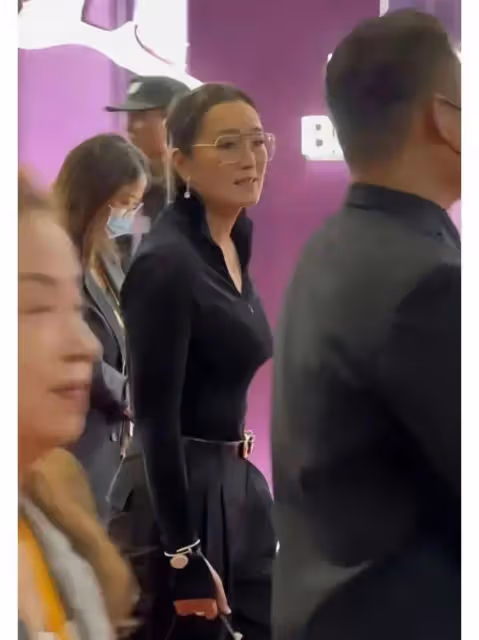 國際巨星鞏俐面臨危機,身材走樣,身著緊身裙毫不服輸,霸氣側漏