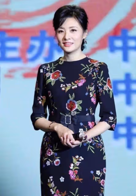 周濤又穿出了無盡高級感 ,小黑裙+腰帶+編髮,56歲的腰細得不真實