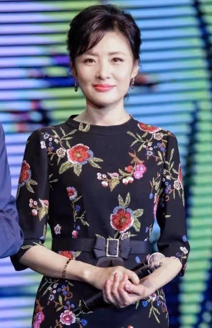 周濤又穿出了無盡高級感 ,小黑裙+腰帶+編髮,56歲的腰細得不真實