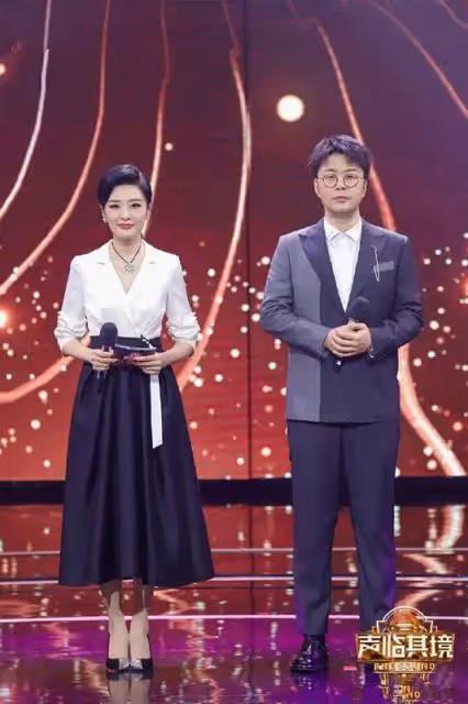 周濤又穿出了無盡高級感 ,小黑裙+腰帶+編髮,56歲的腰細得不真實