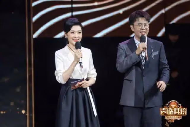 周濤又穿出了無盡高級感 ,小黑裙+腰帶+編髮,56歲的腰細得不真實