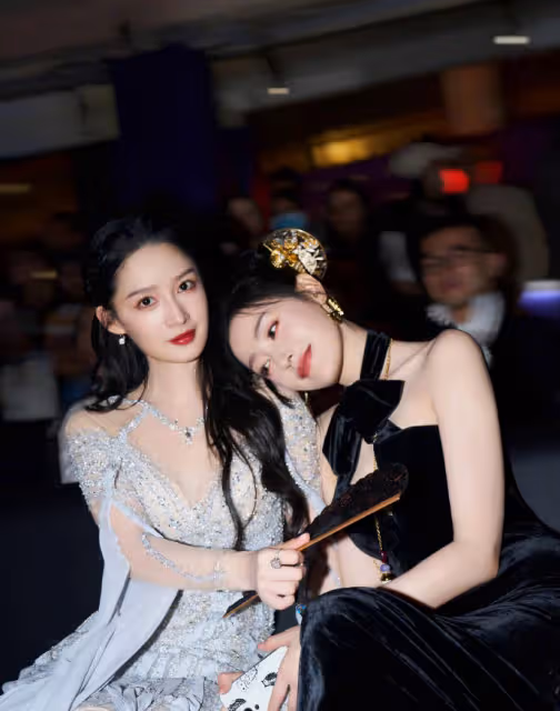 李沁張天愛驚艷同框美爆了!網友:有青蛇和白蛇的感覺