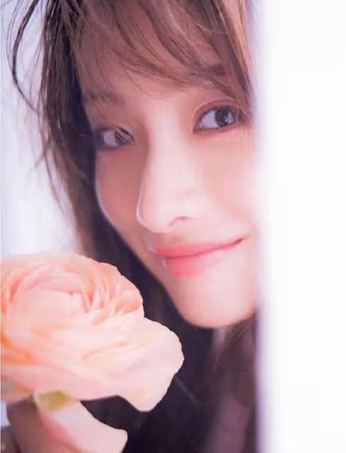 日本女星石原里美雜誌寫真超靚!她雪膚玉貌性感甜美兼備