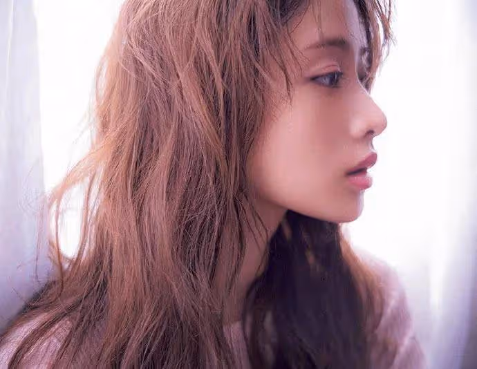 日本女星石原里美雜誌寫真超靚!她雪膚玉貌性感甜美兼備