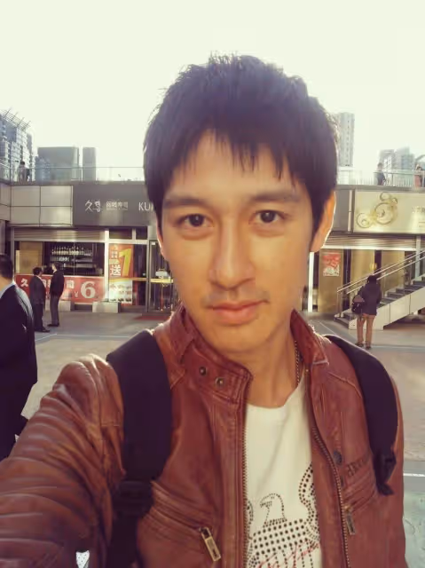 突發,台灣知名偶像男星母親自殺,本人爛醉拒絕認屍,精神狀態成疑