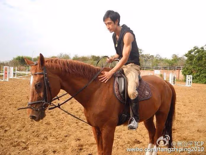 突發,台灣知名偶像男星母親自殺,本人爛醉拒絕認屍,精神狀態成疑
