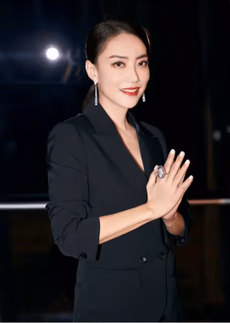 謝霆鋒背後的女人,因酷似王菲而頻頻傳出緋聞,人氣堪比一線女星