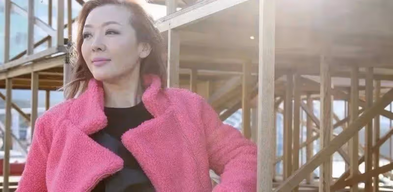 TVB最美女配如今內地直播成隱形富婆,開百萬豪車,曾因一段感情惹非議