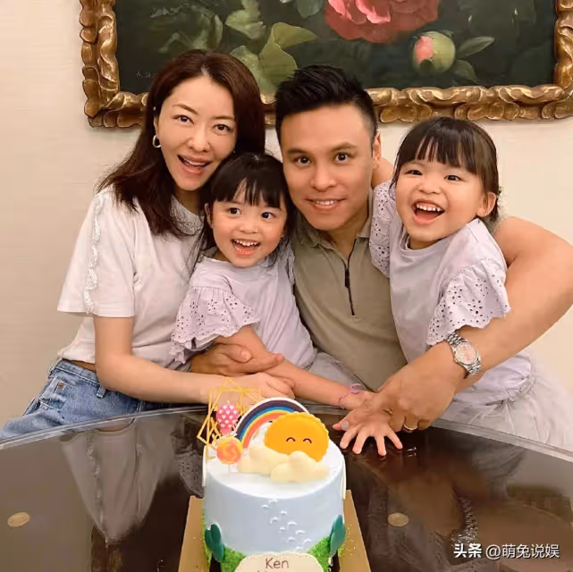 熊黛林一家四口溫哥華遊玩,穿扮樸素極少人認識,倆女兒乖巧可愛