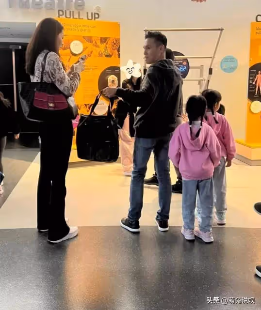 熊黛林一家四口溫哥華遊玩,穿扮樸素極少人認識,倆女兒乖巧可愛