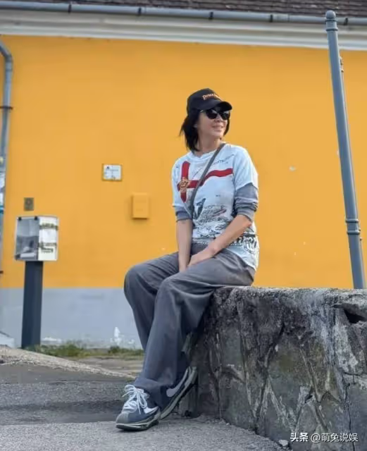 劉嘉玲曬夫妻遊玩照,她嬉鬧玩耍超開心,梁朝偉一臉寵溺看著她