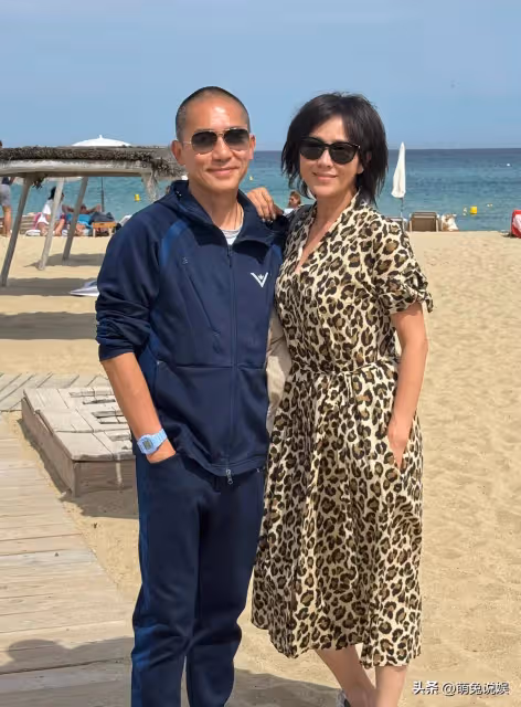 劉嘉玲曬夫妻遊玩照,她嬉鬧玩耍超開心,梁朝偉一臉寵溺看著她