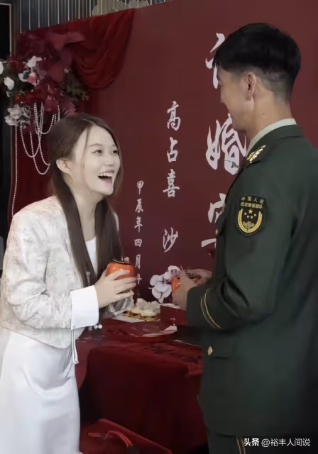 《變形記》高占喜訂婚,桌子上擺15萬現金,山里娃已逆襲成為上尉