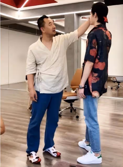 黃海波曲柵柵低調慶祝結婚十周年,8歲兒子搞怪出鏡,顏值像爸爸