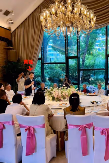 黃海波曲柵柵低調慶祝結婚十周年,8歲兒子搞怪出鏡,顏值像爸爸