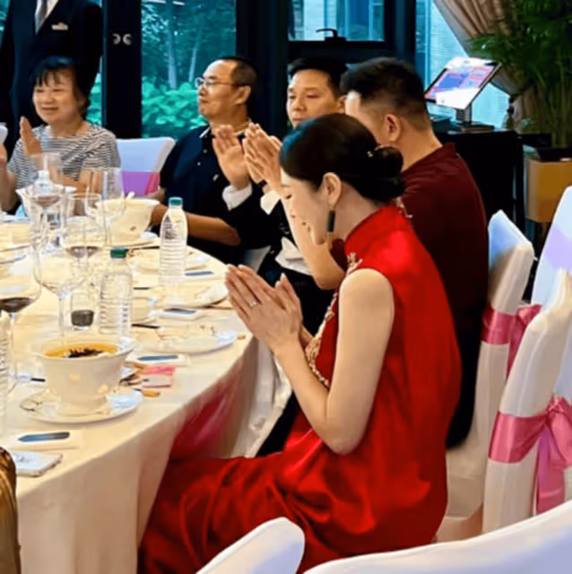 黃海波曲柵柵低調慶祝結婚十周年,8歲兒子搞怪出鏡,顏值像爸爸